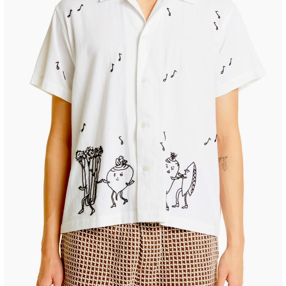 BODI DANCING PANTRY SHORT SLEEVE BUTTON UP SHIRT